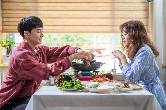Jo Bo-ah shows the true value of Mukbang Fairy.Jo Bo-ah - Exposure type was an ace surgeon who emerged from KBS 2TVs new drama Forest (playplayed by Lee Sun-young / directed by Oh Jong-rok), but he was the role of Chung Young-jae, who was relegated to Mee-ryeong Hospital by being caught in the hospital and was born as a native of Mee-ryeong village and a gold spoon, and became a 119 special rescue worker after his fathers succession to Forest business.Forest released Jo Bo-ah - Exposure type Baeksuk Mukbang Steel on February 4, which is the scene where Choi Chang takes Jung Young-jae to a restaurant of the elderly.Jung Young-jae cheers with a smile when Baek Sook, a native chicken of a terrifying size, appears, and Choi Chang-eun shows the manners of taking off the chicken legs and handing them to Chung Young-jae.Jung Young-jae, who received the chicken bridge, grabs the chicken bridge with his face and bites it and fires the reaction of the impression.Attention is being paid to the restaurant tour, which will be held by Chung Young-jae and Choi Chang in a clean area where the boat is likely to be full even if the scenery is seen.minjee Lee