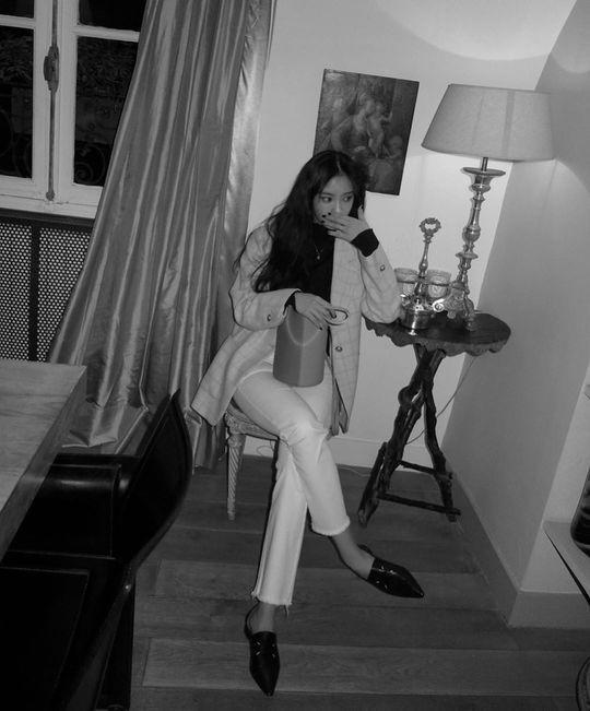 Singer Hyomin boasted a chic charm.Hyomin posted three photos on his Instagram on February 3.In the open photo, Hyomin is sitting on a chair and exhaling a unique charisma. Hyomins elegant atmosphere and superior visuals that penetrate black and white photographs make viewers admire.Park So-hee