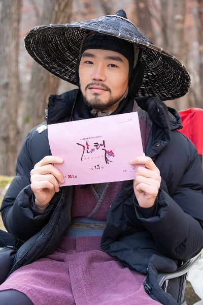Actor Goyun gave a comment on getting off the drama Gangtaek - War of GLOW.Early Bird Entertainment, a subsidiary company, released a testimonial of getting off and a photo of the script certification, which Goyun, who played the role of Gaepyeong in the TV CHOSUN special drama Gangtaek - GLOW (hereinafter referred to as Gangtaek) on February 4.Goyun of Gaepyeong Station, who played a hot role, said, I am grateful for your interest and support even though it was a small role.I was happy to be able to act on the criticism in a wonderful work called Gantaek. He thanked the viewers who cheered and loved him.I am very grateful to my senior Actor, my colleagues Actor, and many staff and directors who supported me without giving any advice.Especially, I would like to express my gratitude to Lee Jae-yong, who gave me a small one in the field and coached me. It seems to have been a time to grow and become harder through Kangtaek.I will do my best to show you how much I have worked hard and developed, he said, adding, I hope that you will continue to send me the same love and support as you are now, since even after the departure of the review, a spectacular story about the winning of kingship and love will be unfolded.Goyun, who was divided into the reviews from Gantaek, caught the attention of viewers with various charms and stable acting from the first appearance.It shows appealing emotional acting and intense action acting, and it shows the immersion of the drama development and proves its presence.As such, Goyun has freely traveled between Action Acting and Emotion Acting, proving his Acting spectrum, and his future moves are also noteworthy.hwang hye-jin