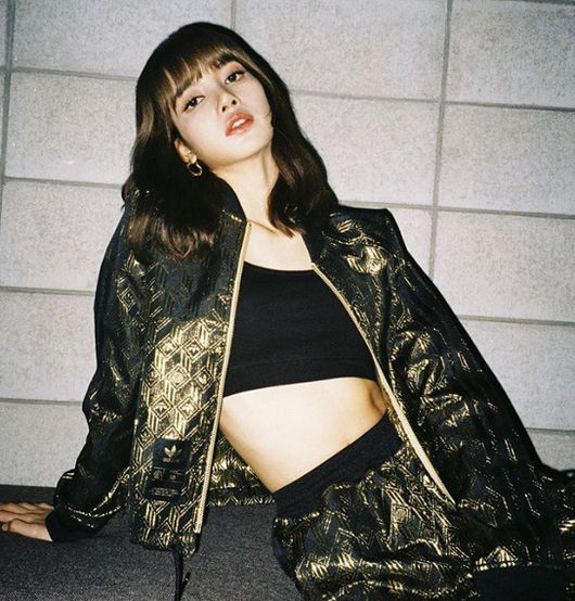 Group BLACKPINK Lisa has unveiled her solid figure.Lisa posted a photo on her SNS on the 4th without any writing.In the public photos, Lisa posed sexy in a sports brands training suit.Lisas solid abdominal muscles and intense eyes catch her eye.Lisa is currently on a Japanese dome tour of BLACKPINK and is spurring a new album release.