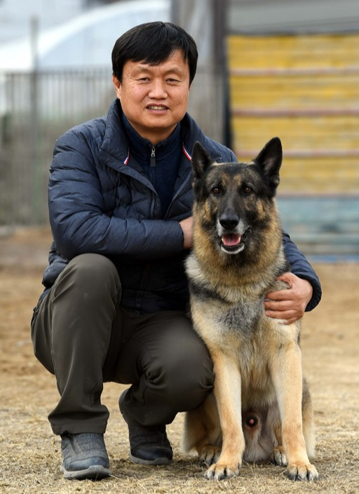 지난달 30일 경기 하남시 하남애견훈련소에서 김경열 하남애견훈련소 소장과 영화 ‘미스터 주: 사라진 VIP’의 군견 ‘알리’, 인구가 다정하게 포즈를 취하고 있다. 인구 주인인 김 소장은 이 영화에서 인구의 연기 지도를 맡았다. 하남=서상배 선임기자