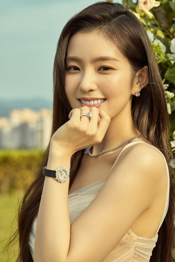 Beautiful Irene ..Beautiful look than flowers clean + lovely Girl group Red Velvet member Irene still boasted beautiful looks.Irene unveiled a 2020 S/S Bridal Collection pictorial with Italian high jewelery brand Damiani.Irene in the picture is wearing a white chiffon dress and boasts a pure charm.With the admirable beauty looks, she gave a sparkling jewelery, a fresh and lovely smile.