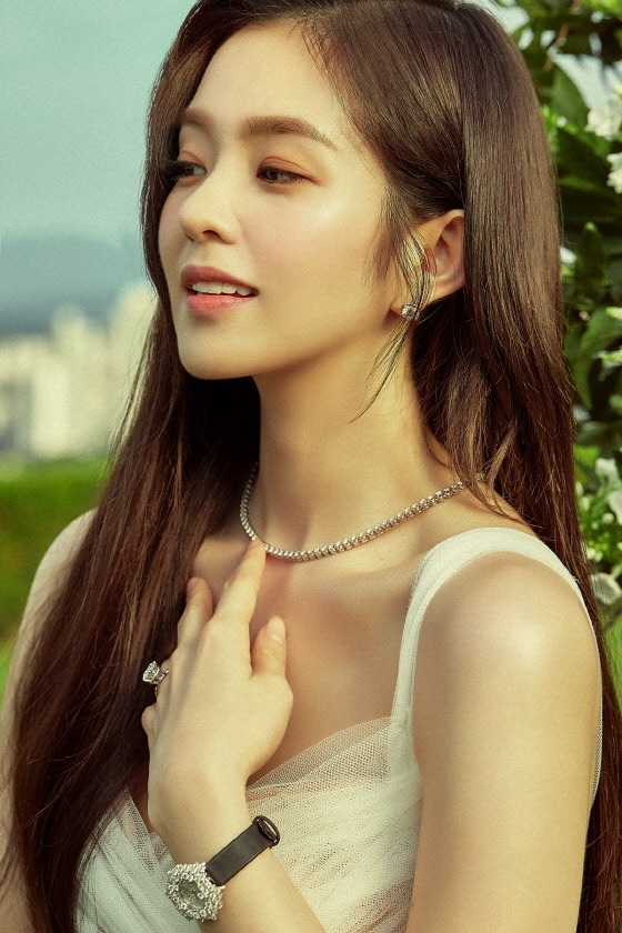 Beautiful Irene ..Beautiful look than flowers clean + lovely Girl group Red Velvet member Irene still boasted beautiful looks.Irene unveiled a 2020 S/S Bridal Collection pictorial with Italian high jewelery brand Damiani.Irene in the picture is wearing a white chiffon dress and boasts a pure charm.With the admirable beauty looks, she gave a sparkling jewelery, a fresh and lovely smile.