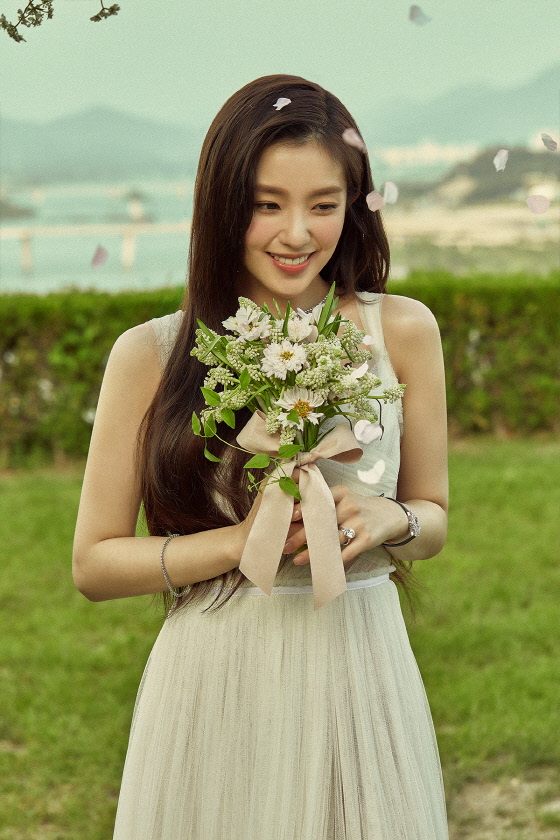 Girl group Red Velvet member Irene still boasted beautiful Beautiful looks.Irene unveiled a 2020 S/S Bridal Collection pictorial with Italian high jewelery brand Damiani.In the picture, Irene is wearing a white chiffon Dress and boasts a pure charm.With the admiration of the Beautiful looks of the Beautiful looks, it gave a sparkling jewelery, a fresh and lovely smile.