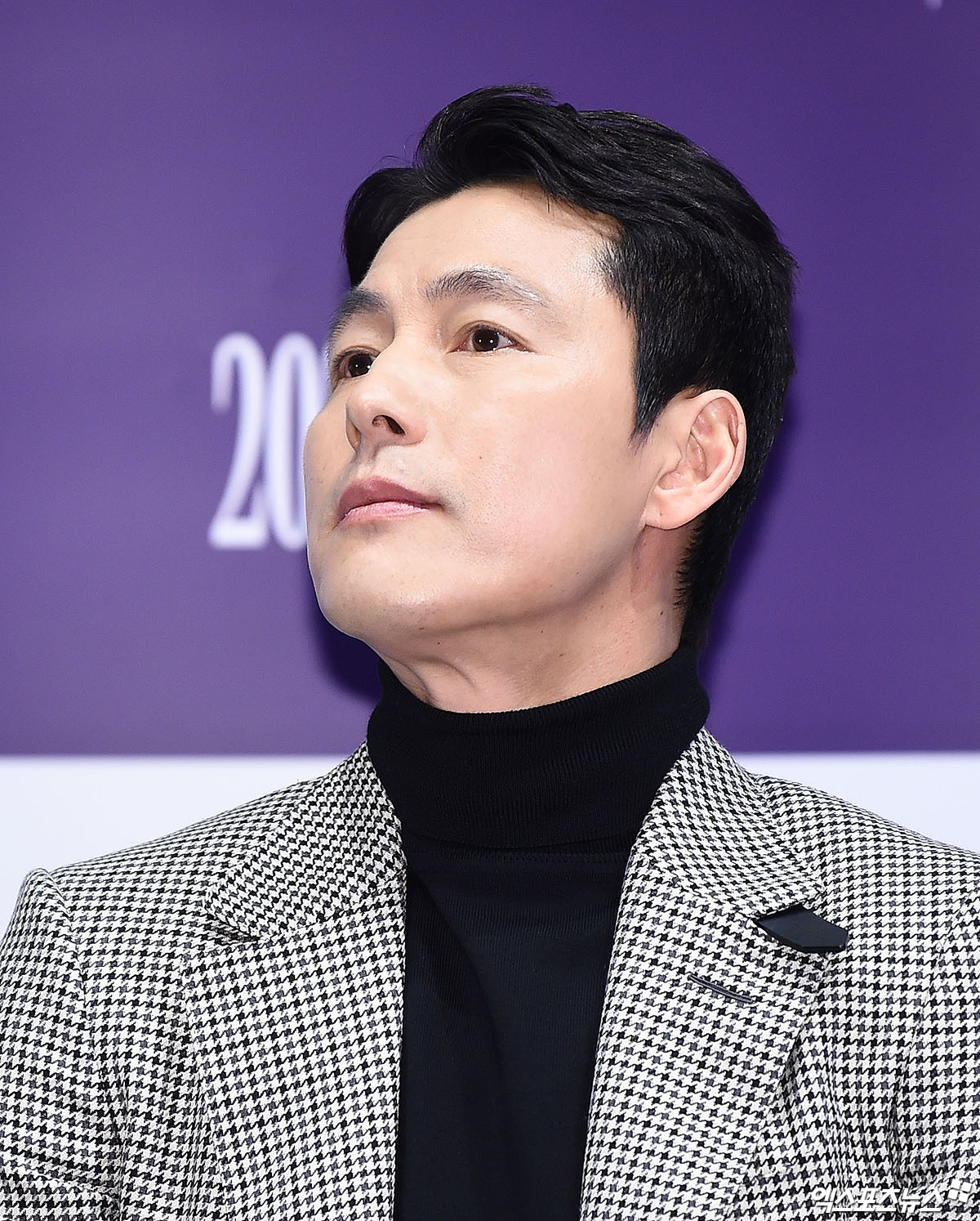 Actor Jung Woo-sung, who attended the media preview of the movie Wilds to Hold a Jeep at the Seoul Samseong-dong COEX Convention & Exhibition Center Megabox, is listening to the questions of the reporters.