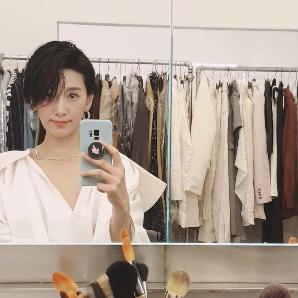 Actor Kim Seo-hyung reported on his recent situation.Kim Seo-hyung posted two photos on his Instagram on the 4th with an article entitled I tried.In the open photo, Kim Seo-hyung faces the mirror and smiles slightly and takes a picture.Especially, she captivated her elegant and beautiful looks with her hair style and V-neck white shirt.The netizens responded in various ways such as Oh, really beautiful and beautiful, Actor is happy, I am speechless and best.Kim Seo-hyung will appear in the SBS drama Nobody Knows scheduled to air in March as Cha Young-jin.Photo: Kim Seo-hyung SNS