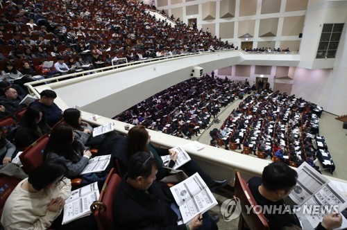 정부 R&D 사업에 쏠린 눈 지난 1월 6일 오후 서울 동작구 숭실대학교 한경직기념관에서 열린 '2020년도 정부연구개발사업 부처합동설명회'에서 참석자들이 과기정통부 지원 사업과 일정에 대한 설명을 경청하고 있다. [연합뉴스 자료사진]