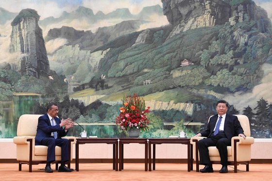 시진핑 국가주석(오른쪽)은 지난달 28일 베이징 인민대회당에서 테드로스 아드하놈 게브레예수스 세계보건기구(WHO) 사무총장을 접견했다. [신화=연합뉴스]
