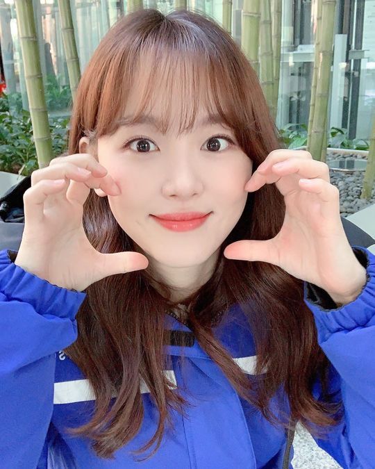 Actor Kang Han-Na showed off her lovely charm by showing Kumul Heart.Kang Han-Na posted two photos on February 4 with an article entitled Everyone Healthy on his personal instagram.Kang Han-Na in the photo showed a Kumul Heart wearing a blue jumper, making a circle with both hands and making a heart by biting an apple.Kang Han-Na cut her bangs on white skin and showed off her cute charm.Han Ji-min, who saw Kang Han-Nas post, draws attention with a comment saying, It looks good on the bangs.Kang Han-Na and Han Ji-min are known to have made friendships by appearing on the TVN drama Knowing Wife in 2018.Choi Yu-jin