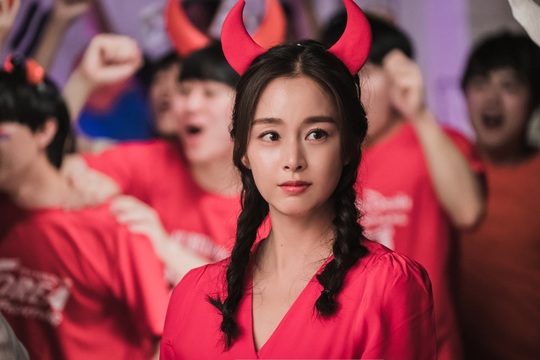 High Esporte Clube Bahia, Mama! Kim Tae-hee and Lee Gyoo-hyeong tap viewers hearts with a wide range of emotional lines.TVNs new Saturday, which will be broadcast on February 22 following the Esporte Clube Bahia, Mama! (directed by Yoo Jae-won, the playwright Kwon Hye-joo, production studio Dragon and M.I./ hereinafter To Obama) will be followed by the Kwon Yuri (Kim Tae-hee) and the Jo Gang-hwa (L. Lee Gyoo-hyeong) released a romance timeline.The story of the two people, from the first meeting to the sweet honeymoon to the present, which summons the memories of First Love, stimulates curiosity.In particular, the curiosity of why the Kwon Yuri couple, who were more solid and happy than anyone else in the world, became widowed is amplified.To Obama depicts the 49th Real Dead Again story of Ghosts mother, which takes place when Kwon Yuri, who left her family in an accident, reappears in front of her husband, Jo Gang-hwa, and daughter, who started a new life over the pain of bereavement.Director Yoo Je-won, who showed sensual performance in Oh My Ghosts and Tomorrow With You, and writer Kwon Hye-joo, who has expressed sympathy for generations in delight through Confession Couple, are expected to co-exist with each other to expect human fantasy where laughter and emotion coexist.The photo released on the day shows Kwon Yuri and Jo Kang-hwas long-time romance history.In 2006, when the German World Cup cheering fever was hot, the brilliant visuals of Kwon Yuri, who turned into a red devil, invoke a magic that summons everyones First Love.The appearance of Jo Gang-hwa, who cannot keep an eye on the car in the crowd of many people, attracts attention, and the appearance of the two people who fall into each other at first sight stimulates the excitement of the viewers.The wedding photos of those who have been married through their love life are full of happiness, and smiles do not leave the faces of the two people who promised to spend their lives together.Their love was solid until the sweet honeymoon when they kissed even if they met their eyes.But the death of Kwon Yuri, who was hit at the peak of Happiness, separated the two.Kwon Yuris sad present, which is not able to comfort him while he is near the strength of the longing and sadness.It is noteworthy what story Kwon Yuri, who could not leave his loved one, will be forced to summon to this world.Expectations and attention are being paid to the meeting between Kim Tae-hee, who is coming back after five years wearing Empathy Catch and Lee Gyoo-hyeong, a character digestive agent.Kim Tae-hee is divided into Ghost mother Kwon Yuri who can not leave the world because of the pain that he has not held a child.Lee Gyoo-hyeong plays Cho Gang-hwa, a thoracic surgeon who tries to overcome the sadness of parting and be happy again.Jo Gang-hwa, who faced Kwon Yuri, who unexpectedly received the Dead Again trial from heaven, is another change in his life.We hope that the special reunion of Kwon Yuri and Jo Gang-hwa will bring a pleasant smile and warm impression.kim myeong-mi