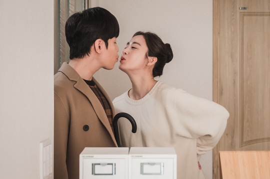 High Esporte Clube Bahia, Mama! Kim Tae-hee and Lee Gyoo-hyeong tap viewers hearts with a wide range of emotional lines.TVNs new Saturday, which will be broadcast on February 22 following the Esporte Clube Bahia, Mama! (directed by Yoo Jae-won, the playwright Kwon Hye-joo, production studio Dragon and M.I./ hereinafter To Obama) will be followed by the Kwon Yuri (Kim Tae-hee) and the Jo Gang-hwa (L. Lee Gyoo-hyeong) released a romance timeline.The story of the two people, from the first meeting to the sweet honeymoon to the present, which summons the memories of First Love, stimulates curiosity.In particular, the curiosity of why the Kwon Yuri couple, who were more solid and happy than anyone else in the world, became widowed is amplified.To Obama depicts the 49th Real Dead Again story of Ghosts mother, which takes place when Kwon Yuri, who left her family in an accident, reappears in front of her husband, Jo Gang-hwa, and daughter, who started a new life over the pain of bereavement.Director Yoo Je-won, who showed sensual performance in Oh My Ghosts and Tomorrow With You, and writer Kwon Hye-joo, who has expressed sympathy for generations in delight through Confession Couple, are expected to co-exist with each other to expect human fantasy where laughter and emotion coexist.The photo released on the day shows Kwon Yuri and Jo Kang-hwas long-time romance history.In 2006, when the German World Cup cheering fever was hot, the brilliant visuals of Kwon Yuri, who turned into a red devil, invoke a magic that summons everyones First Love.The appearance of Jo Gang-hwa, who cannot keep an eye on the car in the crowd of many people, attracts attention, and the appearance of the two people who fall into each other at first sight stimulates the excitement of the viewers.The wedding photos of those who have been married through their love life are full of happiness, and smiles do not leave the faces of the two people who promised to spend their lives together.Their love was solid until the sweet honeymoon when they kissed even if they met their eyes.But the death of Kwon Yuri, who was hit at the peak of Happiness, separated the two.Kwon Yuris sad present, which is not able to comfort him while he is near the strength of the longing and sadness.It is noteworthy what story Kwon Yuri, who could not leave his loved one, will be forced to summon to this world.Expectations and attention are being paid to the meeting between Kim Tae-hee, who is coming back after five years wearing Empathy Catch and Lee Gyoo-hyeong, a character digestive agent.Kim Tae-hee is divided into Ghost mother Kwon Yuri who can not leave the world because of the pain that he has not held a child.Lee Gyoo-hyeong plays Cho Gang-hwa, a thoracic surgeon who tries to overcome the sadness of parting and be happy again.Jo Gang-hwa, who faced Kwon Yuri, who unexpectedly received the Dead Again trial from heaven, is another change in his life.We hope that the special reunion of Kwon Yuri and Jo Gang-hwa will bring a pleasant smile and warm impression.kim myeong-mi