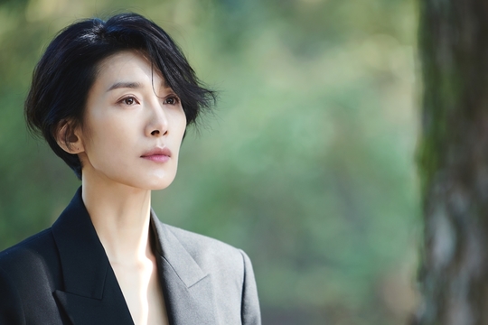 Kim Seo-hyung, Nobody knows, she returns.The SBS New Moon TV drama No One Knows (playplay by Kim Eun-hyang/director Li Jing-heum), which will be broadcast on March 2, is a mystery emotional tracing drama about children on the border, and adults who wanted to protect their children, If I met a good adult, my life would have changed.Kim Eun-hyangs tight and solid script, Li Jingheums powerful director, meets and predicts the birth of a well-made drama.There is the interest and expectation of the prospective viewers toward no one knows, and the center of it is Actor Kim Seo-hyung.Kim Seo-hyung is an actor who draws his own color no matter what work or character he meets.Kim Seo-hyungs crazy presence, extreme acting ability, and excellent character expression make viewers immerse themselves in the work in an instant.Kim Seo-hyung has a modifier called Actor who absolutely believes.The next drama, which Kim Seo-hyung chose in about a year after SKY Castle, which caused explosive syndrome, is no one knows.Meanwhile, on February 5, the production team of No One released Kim Seo-hyungs shooting scene SteelSeries for the first time.Kim Seo-hyung played the role of Cha Young-jin, the head of the first team of the Seoul Metropolitan Police Agency metropolitan police investigation team.Cha Young-jin is a person who lives in a shocking murder case at the age of 18 and lives for a lifetime.She becomes an adult who can protect her child again in 19 years and faces the reality of the incident.Kim Seo-hyung is standing alone in the forest without anyone, and she feels a firm will and a strong charisma in her face, as if she were not trying to reveal her feelings.Here, even in the expressionless expression, the flashing eyes emit intense aura and steal their eyes.Kim Seo-hyung, who has imprinted such a distinct presence with the SteelSeries that caught the moment, is excited about how powerful the act will be in this drama.Kim Seo-hyung is an actor with the best acting power and charisma that is a person.Kim Seo-hyung showed his special affection and enthusiasm for his work and character in this no one knows.In fact, Kim Seo-hyung showed her complete immersion in Cha Young-jin from the first filming, so all the field staff watched her act with breathlessness and admiration.I would like to ask for your interest and expectation that her Acting will explode in the Acting of Kim Seo-hyung, which will make viewers creepy again. bak-beauty