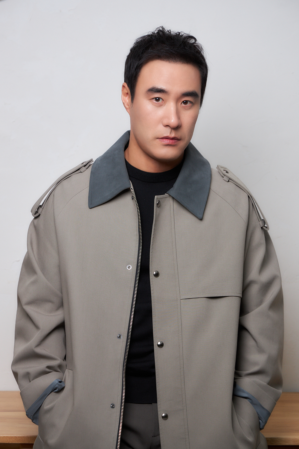 Bae Seong-woo expressed his feelings for appearing in the same movie as Jung Woo-sung.Bae Seong-woo, who appeared in the movie The Animals Who Want to Hold a Jeep (director Kim Yong-hoon), said in an Interview held at a place in Jongno-gu, Seoul on February 5, that he had a different breath despite taking a single shot with Jung Woo-sung.The animals that want to catch even the straw, which is about to be released in February, are a crime scene of ordinary humans planning the worst of the worst to take the money bag, the last chance of life.Bae Seong-woo plays the role of a real-life empathy Character Jungman to enhance the immersion of the drama.Bae Seong-woo, who was cast at the last time, confessed that he had once testified to his appearance because he thought it was a difficult Character to express.Asked if Jung Woo-sung gave advice on the movie appearance, Bae Seong-woo said, I met in the middle and talked while drinking. I think you made a decision too well.I really liked it because I thought I made a good choice. Regarding the indecisive Character Taeyoung played by Jung Woo-sung in the drama, It is a really different Character from writing.In the novel, he was a heavy, agonizing figure, and he felt like a dark crime, but he was cheerful in the movie, but he seemed to be sympathetic.Hes handsome and hes good, but the Character of Hogu also looks good. The two meet in the scene where Taeyoung asks Jungman, a sauna employee, to buy only one cigarette.Bae Seong-woo said, Its a god that day. I only see you in this scene. It ended in one take. It ended so soon, What are we doing today?I remember doing it.  This is the third time I met in the same work. It was easy and familiar for me to play in the King.For a while, I thought Tikitaka would fit well. Two people who are secretly greedy for gags, what if they meet in private. Bae Seong-woo said, I talk a lot about movies. I talk about it.The Actors seem to have a gag desire. There are many friends who prepare and practice with this.pear hyo-ju