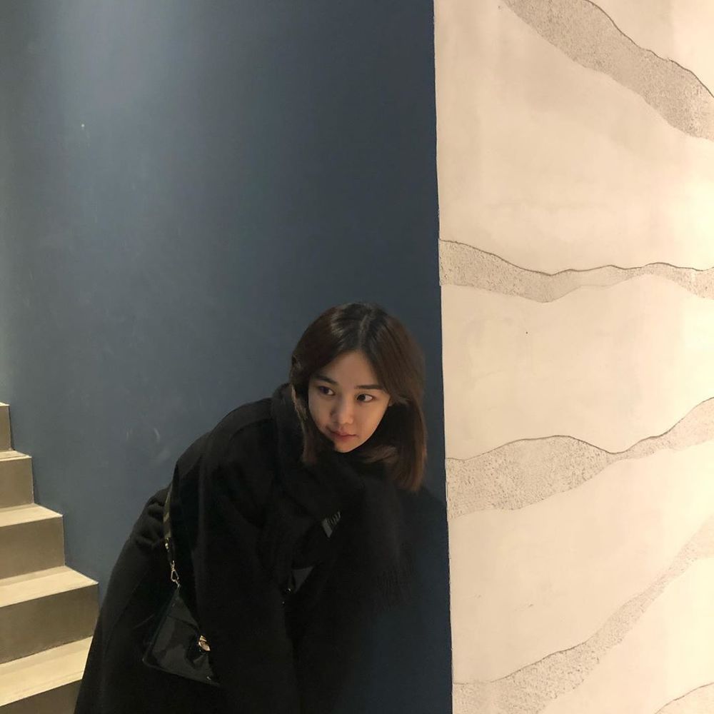 Actor Han Ji-eun has oozed a lovely charmHan Ji-eun posted two photos on his Instagram on February 5 with the article Good Morning. Sleepy.Han Ji-eun in the open photo is looking somewhere with a smile, and Han Ji-euns cute eyes make the hearts of male fans thrill.In addition, Han Ji-eun is showing off his chic atmosphere in all black fashion.Park So-hee