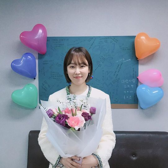 Actor Seo Hyun-jins TVN drama Black Dog End Behind photo was released.On February 5, The birth of another life drama was created in the official Instagram of the Seo Hyun-jin agency management forest.Lets try to comfort the heart with Hyunjin Actors Black Dog post, which was warm to the end.Thank you for the viewers who watched Black Dog in the meantime. Inside the picture was a picture of Seo Hyun-jin with a bouquet of flowers; Seo Hyun-jin smiles brightly at the camera.The simple beauty of Seo Hyun-jin catches the eye.The fans who responded to the photos responded Do not go to the sky, It was a happy winter thanks to Black Dog, and I was happy with the sky.delay stock