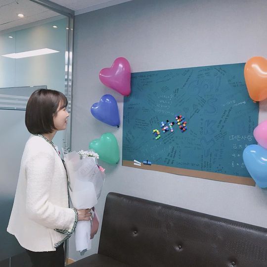 Actor Seo Hyun-jins TVN drama Black Dog End Behind photo was released.On February 5, The birth of another life drama was created in the official Instagram of the Seo Hyun-jin agency management forest.Lets try to comfort the heart with Hyunjin Actors Black Dog post, which was warm to the end.Thank you for the viewers who watched Black Dog in the meantime. Inside the picture was a picture of Seo Hyun-jin with a bouquet of flowers; Seo Hyun-jin smiles brightly at the camera.The simple beauty of Seo Hyun-jin catches the eye.The fans who responded to the photos responded Do not go to the sky, It was a happy winter thanks to Black Dog, and I was happy with the sky.delay stock