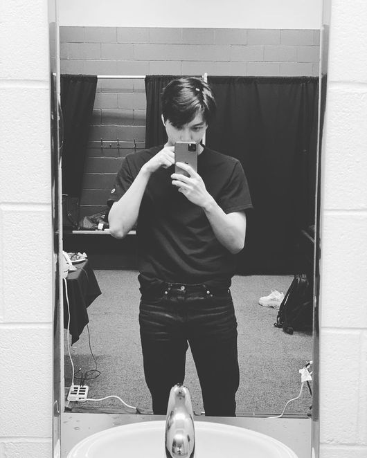 Group EXO member Kai boasted a ratio with the extraordinary Aura.Kai posted a picture on her Instagram page on Monday, telling her recent news.In the photo, Kai, who looks at the mirror in a waiting room and puts his image on the camera, is included.Kai is shooting selfies in all black fashion, wearing a black short-sleeved T-shirt and black jeans.Photos are also black and white, meeting with Kais all-black fashion to create an extraordinary Aura.Not only Aura, but Kais proportions are enough to catch the eye: the Pacific-wide shoulder, as well as the small face, the lively arm muscles, are impressive.On the other hand, EXO, which Kai belongs to, released a new album Opsession last November.