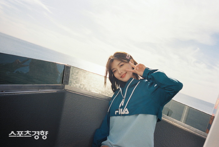 In February, when warm spring was around, Actor Kim Yoo-jung left for United States of America LA and proposed a spring style under warm sunshine.Kim Yoo-jung, a model of a sports brand, unveiled a picture named Spring Heritage Collection on the 5th.Kim Yoo-jung in this picture expresses the free appearance of wearing the brands clothes and enjoying a pleasant time on a warm spring day.The United States of America, which has a comfortable atmosphere, presented a variety of costumes in the background of Santa Monica Beach and amusement park in Los Angeles.Kim Yoo-jung showed off his lovely charm in a relaxed atmosphere as he digested new spring products made up of various colors, logos and patterns.The new Spring product has featured a variety of logo T-shirts and one-man, from the New 3rd Blocking Jacket, which has a unique color scheme.In addition, a shoe lineup such as canvas and sneakers was also released.This picture shows Kim Yoo-jungs brand heritage but also expresses the trendy Spring fashion, said an official at the sports brand Fila. This collection, which consists of bright designs and colorful items that resemble Spring, will be a different proposal for those who expect a new Spring fashion.Kim Yoo-jungs 2020 Spring pictorial can be seen at Filas official online mall and nationwide stores.
