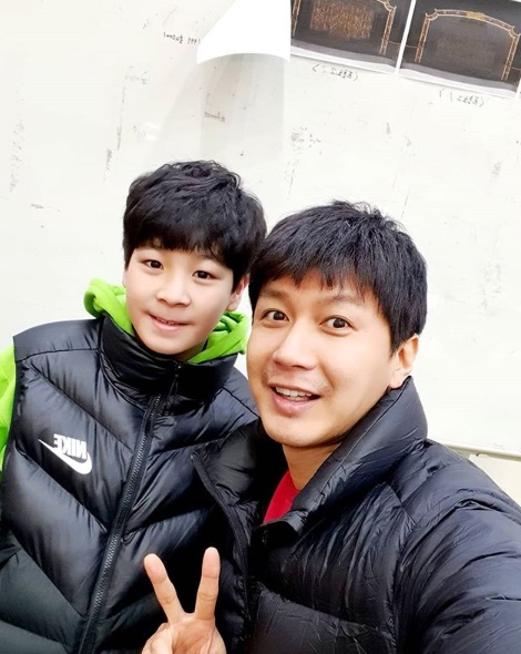 Kim Seung-hyun, Mr Trot Jung Dong-won Sungdeok Certification...The Uncle is a fan. Actor Kim Seung-hyun has certified himself as a fan of trot singer Jung Dong-won.Kim Seung-hyun told his Instagram on the 5th, These days trot show musical Mr.Trot Sonata is practicing and I am a fan of Jung Dong-won Gun The Uncle, who plays and plays. #Mr. Trot Sonata # Cha Do-hoon # Kim Seung-hyun #Mr Trot # Jung Dong-won .In the photo, Kim Seung-hyun met with Jung Dong-won, who came to the practice site of Mr. Trot Sonata.Kim Seung-hyun and Jung Dong-won certified a welcome encounter with a bright smile.Kim Seung-hyun will perform as Cha Do-hoon in Mr. Trot Sonata, which will start performing on March 12th.This musical will feature those who participated in the TV Chosun Trot Survival Entertainment Miss Mr. Trot such as Jung Dae Kyung, Ha Yubi, Kim So Yoo, Kang Ye Sul and Kim Hee Jin.Among them, Jung Dong-won, who is appearing in Mr Trot recently, attracts attention by cheering Mr. Trot Sonata.