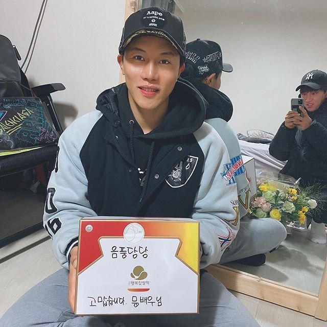 Actor Eum Moon-suk certified fan Gift and gave thanks.Eum Moon-suk posted a picture on his instagram on the 4th with an article entitled Thank you. # Eum Moon-suk fan cafe # first fan cafe # family # my side.Eum Moon-suk in the photo is smiling brightly with a gift sent by fan cafe members.In the photo, Hwang Chi-yeullll, who is holding the image of Eum Moon-suk in the camera, was caught and laughed.Eum Moon-suk expressed his affection for Hwang Chi-yeulll by adding, Ann, I will take it next time.Eum Moon-suk, who became stardom after a long unknown life with SBSs Fever Blood Priest last year, is appearing on OCN Tell Me As You See, which was launched on the 1st.