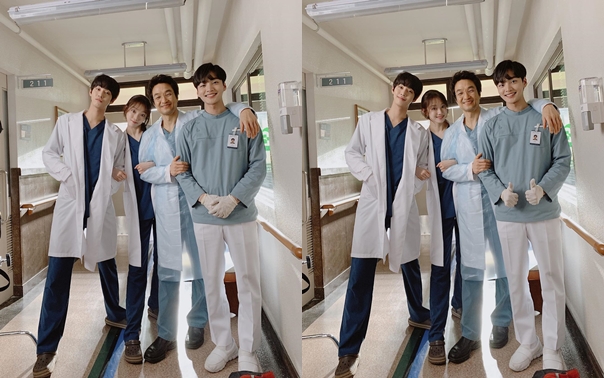 ..Hoonhun ChemieModel and Actor Lee Sung-kyung has released a photo of the hot-hitting shooting scene behind the scenes.Lee Sung-kyung posted three photos on his instagram on the 4th with an article entitled Meet me in a while.Lee Sung-kyung in the public photo poses with a bright smile with Actor Ahn Hyo-seop, Han Suk-kyu and Kim Min-jae who are appearing together in Drama Romantic Doctor Kim Sabu 2.In particular, Lee Sung-kyung is arm-in-arm, Han Suk-kyu is shoulder-to-shoulder, and Ahn Hyo-seop is wearing manners.The netizens responded in various ways such as You are all very tall, No Kim Sabu Actor really looks good, and It is so warm.Lee Sung-kyung is appearing on SBS drama Romantic Doctor Kim Sabu 2 as Cha Eun-jae.Photo: Lee Sung-kyung SNS