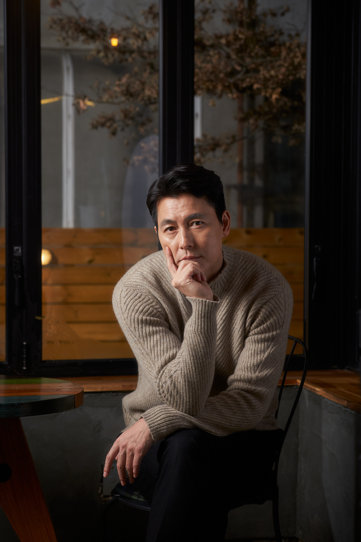 Actor Jung Woo-sung, 47, said: When I was thirsty for a Chunmuro female film famine, I was able to Choice my work too with the appearance of Jeon Do-yeon.Jung Woo-sung, who played Tae-young, who fell into a swamp of Hantang, suffering from private debt because of his lover Michelle Chen (Jeon Do-yeon), who disappeared from the crime thriller The Beasts Who Want to Hold a Jeep (directed by Kim Yong-hoon, produced by BA Entertainment and Megabox Central PlusM).He met with Samcheong-dong, Jongno-gu, Seoul on the morning of the 6th and told the behind-the-scenes episode and recent news about the animals that want to catch straw.The Beasts Who Want to Hold a Jeep, a film about the same name by Sonne Kaske, is a work that depicts the worst Choices and the consequences of extremely ordinary humans, such as shaky heads, government officials, and housewives whose families have collapsed, to escape desperate situations.All the characters in the movie are forced to catch the straw in the corner because of the inevitable situation, and the human nature is not evil, and it captures 108 minutes of those who see it as a new and unique composition, a restless development, and a stylish mise-en-scene.The animals that want to catch even the straw, which became a screen-expected film in February, were also proven to be directing by winning the Special Jury Award at the 49th Rotterdam International Film Festival, which closed on February 2.In addition, The animals that want to catch even the straw is the overwhelming hottest point of the actors who are called Chungmuro The All-Star.In particular, Jung Woo-sung, who won the first best actor award in 25 years at the 40th Blue Dragon Film Awards held last November, attracts attention by making another transformation through animals who want to catch straw.Jung Woo-sung, who played Taeyoung, an immigration officer who plans to make the last tang due to Michelle Chen, who left a huge debt in his future.Jung Woo-sung, who tried to transform the reversal into a character with a soft charisma that has been shown in the meantime and a human charm, witfully captures the ironic situation that takes place in the process of developing a tense story and predicted the birth of a new life character in the 26th year of debut this year.On this day, Jung Woo-sung said, I heard that the scenario was good and that Jeon Do-yeon was cast, and Michelle Chens presence was very good in the scenario.There is also a thirst in the industry that there are not many movies that are centered on female actors, which seems to be a bad movie in that regard.I am more interested in acting as an actor, but if I match the role of Taeyoung next to Michelle Chen, I think a good Balance movie will come out. Of course, there is a presence of Michelle Chen until Choices the animals that want to catch even straw, but there is also a good part because the story of people standing in front of the money bag is dense as the money bag flows.It was a short but concise picture of their stories, and the story and composition that made it possible to understand why their Choices came here was good. In the first breath with Jeon Do-yeon, Jeon Do-yeon and I also felt sorry for short breathing.In another sense, I think I can work with fun in the next work, which may be a disappointment of this film, but it seems to be seen as virtue on the other hand.I think we can expect the chemistry of the two of us in the next work with such expectation. He was not particularly surprised by Jeon Do-yeon.However, there are not many characters that can be seen too much for a long time with a center of female actors, but I think that it is because of the responsibility and love for the movie that I take my place in this situation.So, is not it Jeon Do-yeon? It was nicer to check on the spot and it seems to be more affectionate Actor. The beasts who want to catch even the straw is a crime scene of ordinary humans planning the worst of the worst to take the last chance of life, the money bag.Jeon Do-yeon, Jung Woo-sung, Bae Sung-woo, Jung Man-sik, Jin Kyung, Shin Hyun Bin, Jungaram, Park Ji-hwan, Kim Jun-han, Heo Dong-won and Yoon Yeo-jung.It was scheduled to open on December 12, but it was postponed due to the spread of new coronavirus infection.