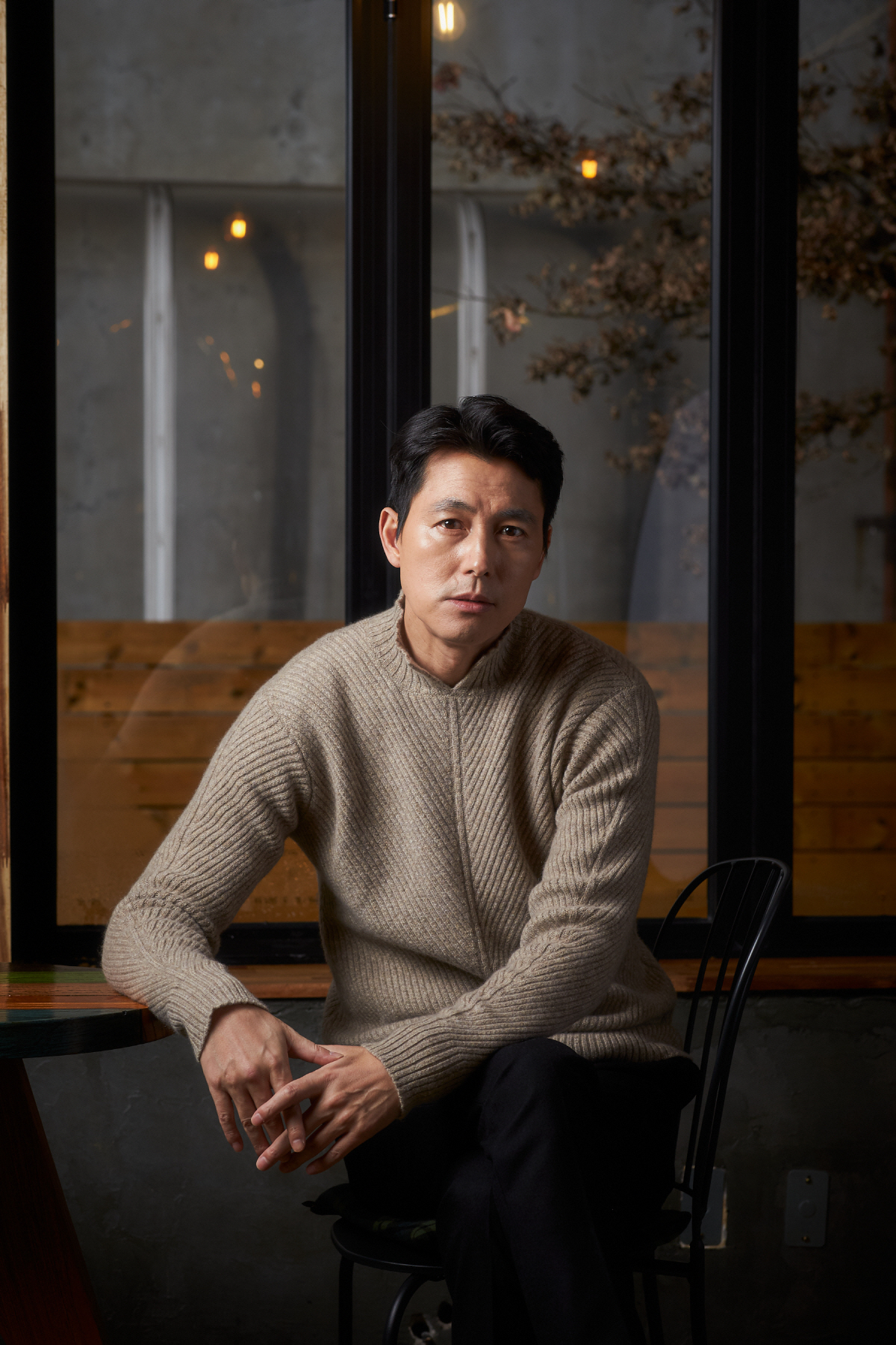 My first production debut, Im having a crazy day, said Actor Jung Woo-sung, 47.Jung Woo-sung, who played Tae-young, who fell into a swamp of Hantang, suffering from private debt because of his lover Michelle Chen (Jeon Do-yeon), who disappeared from the crime thriller The Beasts Who Want to Hold a Jeep (directed by Kim Yong-hoon, produced by BA Entertainment and Megabox Central PlusM).He met with Samcheong-dong, Jongno-gu, Seoul on the morning of the 6th and told the behind-the-scenes episode and recent news about the animals that want to catch straw.The animals that want to catch the straw, which is a film of the same name by Sonne Kaske, depicts the worst choices and consequences of extremely ordinary humans, such as shaky heads, government officials, and housewives whose families have collapsed, to escape desperate situations.All the characters in the movie are forced to catch the straw in the corner because of the inevitable situation, and the human nature is not evil, and it captures 108 minutes of those who see it as a new and unique composition, a restless development, and a stylish mise-en-scene.The animals that want to catch even the straw, which became a screen-expected film in February, were also proven to be directing by winning the Special Jury Award at the 49th Rotterdam International Film Festival, which closed on February 2.In addition, the animals that want to catch even the straw is the overwhelming hottest point of the famous actors who are called Chungmuro The All-Star.In particular, Jung Woo-sung, who won the first best actor award in 25 years at the 40th Blue Dragon Film Awards held last November, attracts attention by making another transformation through animals who want to catch straw.Jung Woo-sung, who played Taeyoung, an immigration officer who plans to make the last tang due to Michelle Chen, who left a huge debt in his future.Jung Woo-sung, who tried to transform the reversal into a character with a soft charisma that has been shown in the meantime and a human charm, witfully captures the ironic situation that takes place in the process of developing a tense story and predicted the birth of a new life character in the 26th year of debut this year.Jung Woo-sung is in the midst of preparing for the commercial movie production Guardian which is scheduled to crank up on the 10th.Guardian is an emotional action film about a mans struggle to protect the last remaining person. Jung Woo-sung directs and appears directly. In addition, Kim Nam-gil, Park Sung-woong, Elijah and Kim Joonhan are added.Jung Woo-sung said: Im really distracted right now, Im hunting in the provinces, the scene atmosphere is still going to be good.I had no intention of starring in the production from the beginning. I had to star. Guardian has not been in production for years.It was a work planned by Watchers PD, but the doctor was accidentally hit and became Top Model The biggest influence on director Jung Woo-sung is director Kim Sung-soo of Bit and Asura, which seems to have helped me acquire the opportunity or way to participate in the work.Ive talked about it before, but Ive suggested that I write a narration of Bit, and Ive praised and reflected my Top Model, which has helped me expand my confidence.I have such confidence, so I took a short image and I was prepared to supervise.  I am good at communicating with actors and staff in the current production, but I do not think I will suffer in the field. The beasts who want to catch even the straw is a crime scene of ordinary humans planning the worst of the worst to take the last chance of life, the money bag.Jeon Do-yeon, Jung Woo-sung, Bae Sung-woo, Jung Man-sik, Jin Kyung, Shin Hyun Bin, Jungaram, Park Ji-hwan, Kim Joonhan, Heo Dong Won, and Yoon Yeo Jung.It was scheduled to open on December 12, but it was postponed due to the spread of new coronavirus infection.
