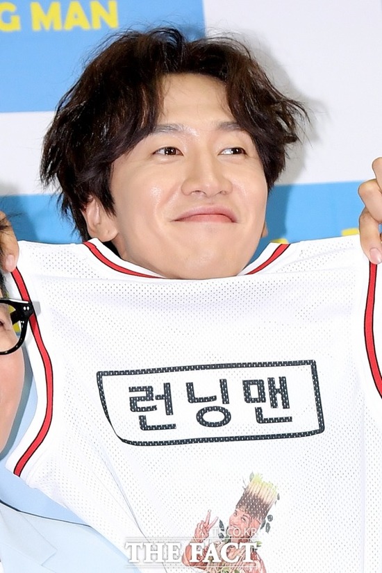 Lee Kwang-soo, who was called universal entertainer, is showing a sad move with his appearance.Lee Kwang-soo has been in a Identity in his main Actors activities in the SBS entertainment program Running Man, which has been appearing for 10 years.Lee Kwang-soo has appeared as a fixed member in Running Man since 2010.Lee Kwang-soo, who became a member of the first fixed entertainment program after announcing his name through MBC sitcom High Kick through the Roof in 2009, did not take a big part in the early stage of broadcasting, but started to play a prominent role as he adapted to broadcasting.Lee Kwang-soo was the most prominent when he appeared in Running Man and performed the contest.In addition, it has become a key figure of Running Man by building Mohammad Gwangsu Character and blending with guests with comfortable charm.Since Running Man has made its way overseas, it has gained a hot popularity in Southeast Asia, an unusual example of learning but becoming a top star overseas with entertainment.However, when I think of Actor Lee Kwang-soo, there is no clear image, and there is a reaction that only the foolish Character in Running Man comes up.Even if you look at Lee Kwang-soos award history, you can see what path he has been on since his debut.He has received eight awards from the SBS Entertainment Grand Prize since 2010, but the only award he received for acting is the Mini Series Mens Special Acting Award in the SBS Acting Grand Prize in 2014.But Lee Kwang-soo is not considered an Actor who cant act, nor is there a part that interferes with the immersion of the drama or is particularly criticized.However, it is pointed out by viewers that it always appears in similar forms in various works.In the special film Taja: One Eyed Jack, he made an extraordinary choice to make an exposure, but that was the only topic. When he performed comic, the Characters in Running Man seemed to overlap.Because he is not an Actor who can not perform or perform, the public is more saddened by the appearance of Lee Kwang-soo, who is stagnating in both fields.Lee Kwang-soo, who has been in his 13th year of debut this year, is expected to overcome the Identity and face a turning point.
