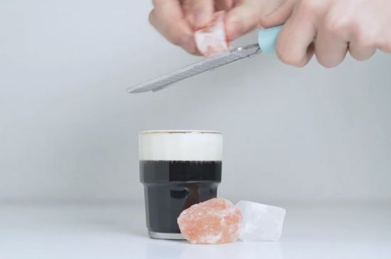 생크림 위에 히말라야 소금을 갈아서 뿌리고 있는 모습. [사진=유튜브 화면캡처]