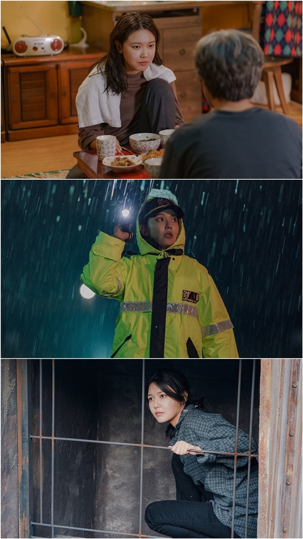 The reason why OCN weekend drama Tell as you see became the center of the topic from the first week of broadcasting Choi Soo Youngs brilliant performance.In Tell Me As You Are (playplayed by Ko Young-jae, Han Ki-hyun, directed by Kim Sang-hoon), which was first broadcast on the 1stChoi Soo Young, who transformed perfectly into a new Detective tea Sooyoon who remembers everything that seemed momentarily, was outstanding.From the passion of a rural village police officer who is a little clumsy but hard at all, to the hot will to find clues sharply with his ability to picture and to save the missing Victims to the end, he captivated viewers with colorful performances.Sooyoung discovered his ability to picture on the day his mother died in a hit-and-run accident 20 years ago.The people in the hit-and-run car and the car number, the moment of the accident, all seemed vivid like a stationary screen.But police considered Sooyoungs testimony to be a childs misguided memory and did not properly investigate the hearing-impaired mothers case.So it became Detective to catch the criminal himself.Sooyoungs performance, which joined Kwangsoo University, was especially brilliant in front of the missing Victims, who were still alive, after the first time, the solid narrative that was built up from the first time became a force to follow Sooyoung without a glance.She would have been afraid and scared because she was alone in the waste building where Victims was supposed to be, and then the radio was cut off with the members of Kwangsoo team.But he went forward thinking about Victims, and he did not give up when the bricks collapsed and fell into a secret space that was not on the map.If I give up now, its easy to give up on catching my mother, isnt it? Im actually afraid of that?Her sincere heart changed the cool genius profiler Oh Hyun-jae (Jang Hyuk)s cool heart, which made her expect the cooperation of the two people to be developed in earnest in the future.However, Sooyoungs performance did not just change the present.In the situation where the ceiling began to collapse, the current instructions of Come out were also found because the courage of Sooyoung, who asked What if Victims is alive?Above all, this was the most memorable scene that Choi Sooyoung picked.Picture seems to be the most important ability of Sooyoung, but in fact I thought it was the greatest ability to sympathize with the minds of the Victims and the Victims family, he said.The reason why the person called Sooyoung was able to receive a lot of love from viewers from the first week was that he had a passionate effort in addition to the warm interpretation Choi Soo Young.In order to perform a steady action exercise as well as a character who communicates with the deaf parents in the play, he met with the children of the deaf (Children of Deaf adult) who were born under the deaf parents and practiced their facial expressions and words together with Actor.I thought that the language of the sign language should be perfect because it is one language, and I approached it the same way that I should perfect the language of the English or the country when I played the Korean language.This effort was the reason why viewers could understand Sooyoung more deeply.Not only that, but it made Thriller expect more, perfectly meeting the expectation of the first Top Model.Choi Sooyoung has expressed his deep affection for the character and his willingness to express it well, saying, I am a person who is afraid and trembling but moves courage, and I want to grow steadily through this process.Attention is focusing on what kind of growth will be like for the future development of Detective Sooyoung, which is to remember everything, which will live with her meticulous analysis of her work and her passion for acting.Tell It As You See is broadcast every Saturday and Sunday at 10:50 pm OCN.Photos Provision = OCN