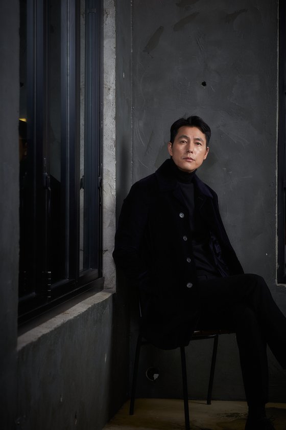 Jung Woo-sung expressed his feelings ahead of his directors debut.Jung Woo-sung, who is about to release the movie The Animals (director Kim Yong-hoon), commented on the directors mouthpiece Guardian ahead of the crank in an Interview held at a cafe in Samcheong-dong, Seoul on the 6th.Yesterday, I went to the province the day before yesterday and came up at dawn. It is a crank on the 10th. Jung Woo-sung said, I have been preparing for a few months and now I think that I want to go to the filming soon.I have to overturn it. I think it is a situation that I am still enjoying well despite my lack of mind.Jung Woo-sung plays not only as a director but also as a leading Actor in Guardian.It is not a work that I have been holding for the past few years because I think that I will be enlisted in this work, he said. It is not a work that I have always been holding in the past few years. He said.There is a plan called I have to prepare and take this, but it is vague.I have not been able to put it on the camera yet, so I think it is a homework that remains in the process of checking it. Communicating is to find an answer in communication.I think it is very important to listen to it, and as a new director, I will listen to the Actors and staff well.I think communication is still going well, he laughed.Guardian is a combination of Chungmuro ​​representative Actors such as Jung Woo-sung, Kim Nam-gil and Park Sung-woong.Jung Woo-sung is the person who influenced director Jung Woo-sung and named Kim Sung-soo, who has been with Bit and Asura. He has given me the opportunity to participate confidently in my work and learn ways.He offered me a Would you like to write a narration during the bit and when I wrote it, he praised it and actually used it.I want to do more because I am praised, and I am confident. I will do my best this work. Jung Woo-sung, who had the best year of Actors life in 2019, was ready to capture the audience by challenging another transformation through his first film Beasts Wanting to Hold a straw in 2020.Taeyoung, played by Jung Woo-sung in the play, is a person preparing for the last Hantang because of the debt left by his old lover.Jung Woo-sung, who expresses the ironic situation in the process of tension-filled development, proves the existence value of Actor Jung Woo-sung by adding the fun of the drama with various settings ranging from the charm of reversal to the human charm that reveals indecisive and desperate appearance in front of the opportunity of life.The beasts who want to catch even the straw is a crime scene of ordinary humans planning the worst of the worst to take the last chance of life, the money bag.The final release date will be decided after the existing release date is postponed due to the new Corona virus.Photo: Megabox Central Co., Ltd. PlusM