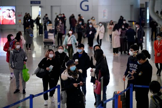 지난달 27일 중국 상하이 푸동국제공항에서 이용객들 대부분이 마스크를 쓰고 있다. [로이터=연합뉴스]