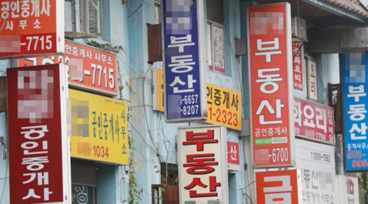 중개보조원 광고를 금지하는 공인중개사법 개정안에 따르면, 오는 8월 21일부터 중개업소는 중개보조원의 이름을 건 부동산 광고는 할 수 없다. 사진은 서울 지역 중개업소 밀집지역. [헤럴드경제DB]