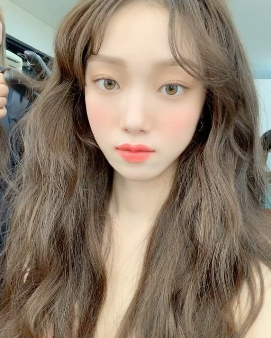 Lee Sung-kyung flaunts doll-like beautyModel and actor Lee Sung-kyung released the video on February 6 with his article Day I left it on the silver stone wall on his instagram.Lee Sung-kyung in the video is wearing hair makeup. A lovely beauty like a doll catches the eye.kim myeong-mi