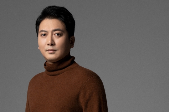A new profile of Actor Park Myung-hoon has been unveiled.The agency Ace Factory released a new profile of Park Myung-hoon, a underground man who led the shock reversal in the movie parasite on February 6.The dandy image that is contrary to the image in the movie and the reversal cut which looks pleasantly smile are emitted through the new profile.Park Myung-hoon, who released the new profile, is preparing for a number of next films after receiving a love call from Chungmuro ​​after the movie parasite.Starting with the movie Ifs Blood (director Lee Kyu-man), he is continuing his work without rest, announcing the casting news from Save from Evil (director Hong Won-chan) and Leave (director Yook Sang-hyo).Also, on the 7th, he will be invited to the 92nd Academy Awards through Parasites and will leave for United States of America to attend the Awards.Parasites have been nominated for six awards, including the awards, director awards, international feature films, screenplays, art awards, and editorial awards, and have been gathering international topics since the awards.Park Myung-hoon has emerged as an actor of the topic since its release, leaving a strong impression on the disassembled audience as a character of the reversal of the drama development in Parasites, as well as leaving a deep lull after the movie.In particular, Parasites won the Ensemble Award, the highest honor award at the 26th United States of America Actor Union Award, adding a lot of interest to the actors.The United States of America Actor Association Award is an award held by SAG, the worlds first actor union, and only awards related to the Acting of Actors are awarded.The Ensemble Award, which was awarded by Parasites, was honored by Park Myung-hoon as a winner of the entire Actor in the film.Park Su-in