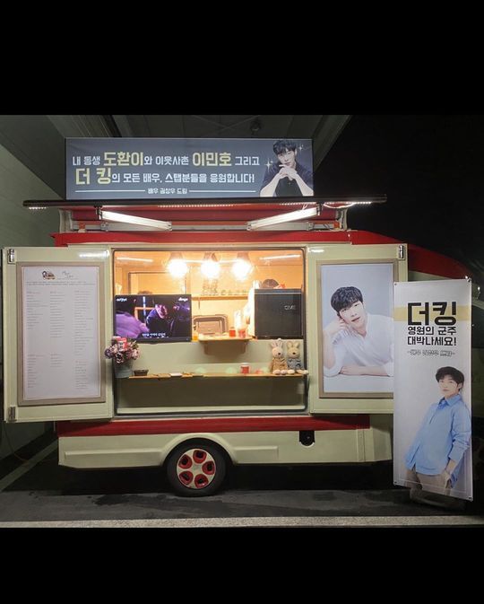 Woo Do-hwan certifies Coffee or Tea that Kwon Sang-woo has GiftedActor Woo Do-hwan posted two photos on his Instagram account on February 6, with the phrase Thank you; senior Kwon Sang-woo.In the photo, Woo Do-hwan is taking a selfie in front of the cheering phrase of Kwon Sang-woo.Kwon Sang-woo cheered My brother Dohwan, my neighbor Lee Min-ho and all the actors and staff of the King.han jung-won