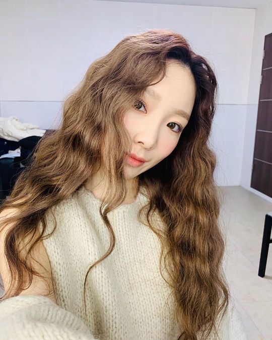Group Girls Generation leader Taeyeon flaunted her fairy-like, innocent look.Taeyeon posted several photos on her Instagram page on February 6.The picture shows Taeyeon staring at the camera faintly. Taeyeons white-green skin catches the eye.Taeyeons distinctive features make the beautiful look even more prominent.delay stock