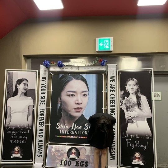 Actor Shin Hye-sun thanked him for the rice wreath fan gift.Shin Hye-sun posted a photo on his instagram on February 6 with an article entitled Thank you.Inside the picture was a Shin Hye-sun, which added chic charm to a black dress; Shin Hye-sun is smileling toward the camera.Shin Hye-suns disappearing small face size and distinctive features make her look more beautiful.The fans who responded to the photos responded such as I love you, Im pretty and Im beautiful.delay stock