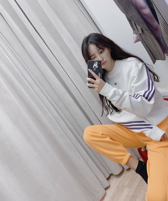 Actor Jung Hye-sung flaunts her innocent lookJung Hye-sung posted a picture on his Instagram on February 6 with an article entitled Its okay, Im doing well!The photo shows Jung Hye-sung in a training suit; Jung Hye-sung is taking a mirror selfie picture with a wink.Jung Hye-sungs disappearing small face size and neat atmosphere catch the eye.delay stock