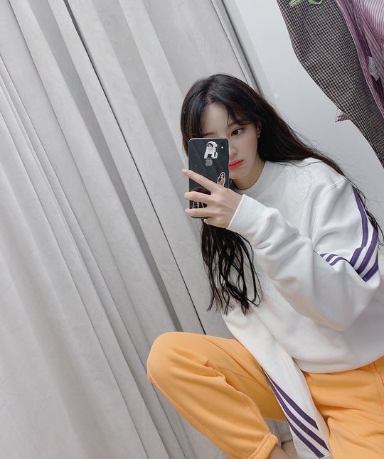 Actor Jung Hye-sung flaunts her innocent lookJung Hye-sung posted a picture on his Instagram on February 6 with an article entitled Its okay, Im doing well!The photo shows Jung Hye-sung in a training suit; Jung Hye-sung is taking a mirror selfie picture with a wink.Jung Hye-sungs disappearing small face size and neat atmosphere catch the eye.delay stock