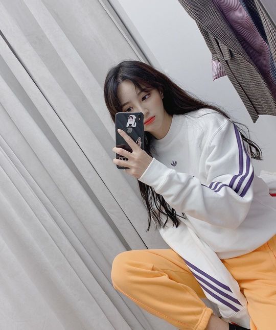 Actor Jung Hye-sung flaunts her innocent lookJung Hye-sung posted a picture on his Instagram on February 6 with an article entitled Its okay, Im doing well!The photo shows Jung Hye-sung in a training suit; Jung Hye-sung is taking a mirror selfie picture with a wink.Jung Hye-sungs disappearing small face size and neat atmosphere catch the eye.delay stock