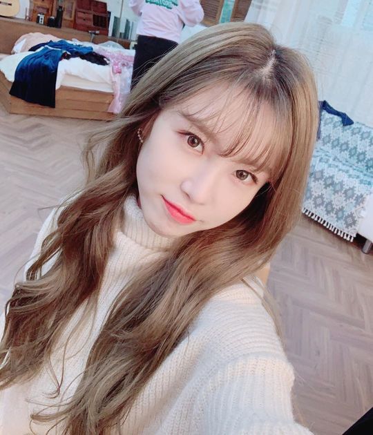 Singer Jun Hyoseong boasted beautiful looks that she didnt know.Jun Hyoseong posted several photos on his personal Instagram on February 6 with heart emojis.In the photo, Jun Hyoseong released his wave-gin khaki long hair and showed feminine beautiful looks.Another photo released by Jun Hyoseong shows a laugh bursting while looking at his cell phone, which showed off a pretty visual in an ivory knit and jeans.Choi Yu-jin