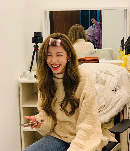 Singer Jun Hyoseong boasted beautiful looks that she didnt know.Jun Hyoseong posted several photos on his personal Instagram on February 6 with heart emojis.In the photo, Jun Hyoseong released his wave-gin khaki long hair and showed feminine beautiful looks.Another photo released by Jun Hyoseong shows a laugh bursting while looking at his cell phone, which showed off a pretty visual in an ivory knit and jeans.Choi Yu-jin