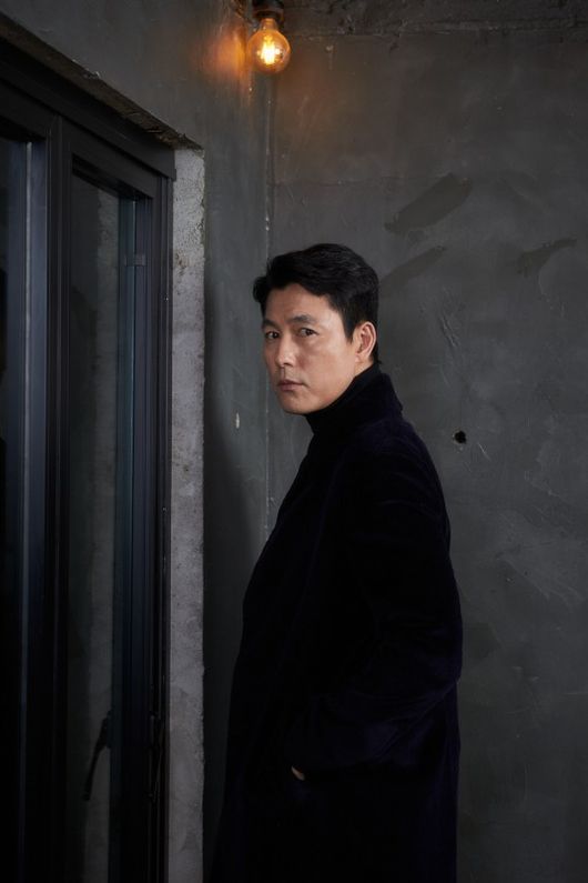 Jung Woo-sung showed affection for Jeon Do-yeon, who co-worked for the first time in Zipuragi.At the Slow Park in Samcheong-dong, Seoul on the morning of the 6th, the interview of Actor Jung Woo-sung, starring the movie The Animals Who Want to Hold the Jeep, was held.The movie The Animals Who Want to Hold the Jeep (director Kim Yong-hoon, Delivery Distribution Megabox Central PlusM, Production Co., Ltd., Bia Entertainment and Megabox Central PlusM) draw stories of ordinary humans planning the worst hantang to take the money bag, the last chance of their lives.It was based on a novel by the same name written by Japanese writer Sone Kasuke.The animals who want to catch the straw, which won the judging committee award at the 49th Rotterdam International Film Festival, attracted attention as all the special screenings of GVs were sold out.According to officials, there are a series of invitation inquiries from leading overseas Film Festival programmers who watched movies at the Rotterdam Film Festival.It is also attracting attention as it is officially invited to the 34th Swiss Freebourg International Film Festival feature competition.Jung Woo-sung was in charge of Tae-Young, who was in the swamp of Hantang, suffering from debt debts due to his lover who disappeared in the play.Tae-Young, an immigration officer who plans to spend the last meal due to his lover who has left a huge debt, continues to live an uneasy life with all kinds of threats from two or more loan sharks with debt and interest.In the meantime, he is a person who finds a large amount of money that can change his life.Unlike The King, Steel Rain, Inland, and Witness, Jung Woo-sung, who was divided into a loophole character in Zipuragi, showed a 180-degree acting transformation.I did not intentionally think about image transformation or reversal, he said. I had to seriously approach the scenario when I designed the character.Of course, Tae-Young is a vulgar, poor, and vulgar figure, but he is a person who is perfect and wants to overcome the crisis himself. He felt that the main piece was completed and people are not awkward.I think its a bad choice, he said.Jung Woo-sung first co-worked with Jeon Do-yeon after debut in this film; the two appear as lovers, leading the center of the play.Is not it a shame that I had a few scenes to meet? Asked, Doyeon is also a little sad.The story of meeting with a long co-work is I do not think it will work more fun. It may be a disappointment of this movie, but it is also a virtue.I can convey the expectation of the two actors chemistry to the audience, and I think I can make the chemistry that I did not show in the next work wait. Jung Woo-sung commented on Jeon Do-yeon: There are not many characters that can be encountered so that female actors can be centered and become big actors for a long time.I think that keeping my place in such a situation can be the current Jeon Do-yeon because there is affection, responsibility and love for the movie.It was nice to check it on the spot, so it became an actor who was more affectionate. Meanwhile, Beasts Wanting to Hold Even the Spray, a grade that cannot be seen by teenagers, delayed its release due to the spread of new corona virus infections (Uhan pneumonia).Initially, I tried to open it on the 12th, but the production team said, I decided to prevent the damage caused by the spread as much as possible and to improve.We have made this decision to prioritize safety. We are currently discussing the release date.megabox central plusem