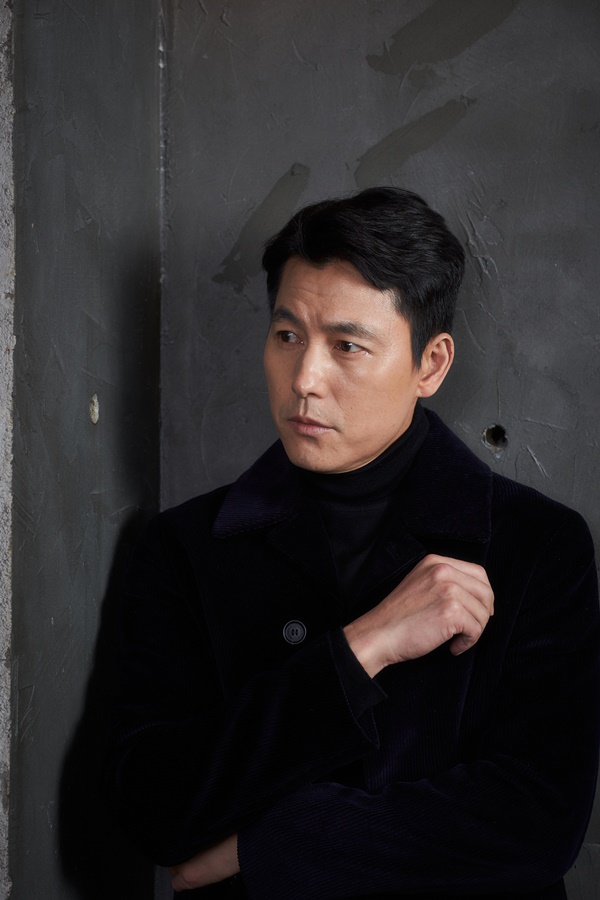 Actor Jung Woo-sung made a hard time with the abnormal appearance of the Korean film industry.On the 6th, Jung Woo-sung conducted an Interview ahead of the release of the movie The Animals Who Want to Hold a Jeep (director Kim Yong-hoon and production BA Entertainment, hereinafter Zipuragi) at a cafe in Samcheong-dong, Seoul.The beasts who want to catch the straw is a crime drama depicting the stories of those who plan the worst of the worst to take the last chance of life, the money bag.The work boasts a variety of attempts by director Kim Yong-hoon and a unique color that is rare in recent years, but it is unclear how to reach the audience due to unfamiliar directing and character expression to the public.Jung Woo-sung pointed out the limitations of the diversity of Korean film industry. First, Jung Woo-sung said, Industrialization of Korean film has not been completed.There is no production company that can go out confidently and stubbornly when editing a unique movie. Zipuragi completed in such troubles is a courageous work.Producers and film directors should approach each other from a variety of perspectives, not everyone should be looking for 10 million, but at some point they were chasing more audiences.So I gave up on diversity, attempts, and possibilities. Its a part of self-reflection. Now theres a strange situation where everyone competes with 10 million movies.We have to choose a wise way to set the figures for our own satisfaction. To borrow his words, the Korean movie market can become healthier if there is more trouble.Jung Woo-sung also said, Actors should not say I will increase the budget because I have come in. I can work with the idea of ​​giving opportunities.We need to make sure that people who have worked long can express new people. The animals that want to catch even straw were originally scheduled to open on December 12, but delayed the release indefinitely due to the spread of new corona virus infections.