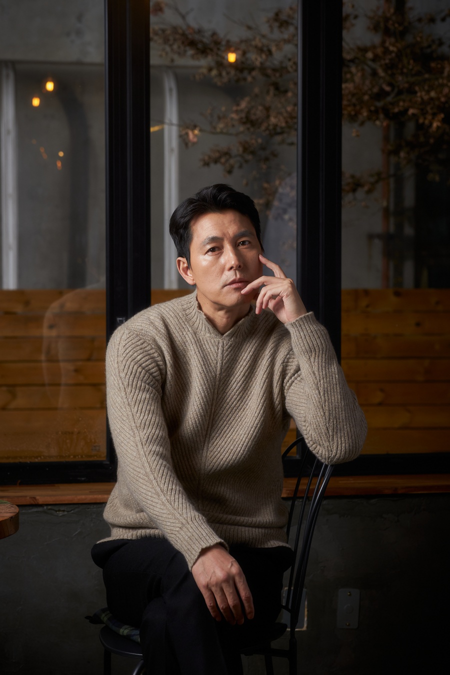 Actor Jung Woo-sung of the movie The Animals Who Want to Hold the Jeep pointed out Characters Point, saying, I wanted to show a serious loophole.Jung Woo-sung said in an interview with a cafe in Samcheong-dong, Seoul on the 6th, ahead of the release of the movie The Animals Who Want to Hold the Jeep (director Kim Yong-hoon, hereinafter referred to as Zippus).The movie The Animals Who Want to Hold the Spray is a crime scene of ordinary humans planning the worst of the worst to take the last chance of life, the money bag.Jung Woo-sung played the role of a civil servant, Tae-Young, who is suffering from debts due to his missing lover.I dream of trying to make a bath by hitting the back of the hogu, but when I look at it, I am a poor and geological character who is like a hogu.Jung Woo-sung said, He was a lot of loopholes.I said I had to highlight the loopholes. Some character tried to cover the loopholes, but this character was a child who could not cover it.I would like to show the loophole very seriously. I am confident that Alone is a very serious and Alone perfect flak, and I wanted to highlight such a loophole, he said.It is a character that is so geological that it makes a laugh, but Jung Woo-sung himself said that he could not enjoy or enjoy the process of acting.It seems to be the moment when I go into the deepest place to lose what I said for a while because I am assimilated to the caractor, he said. It is a good thing to do.Rather, regardless of Tai-Young, Jung Woo-sung would be a dangerous point if he enjoyed the taste. Jung Woo-sung said in a god with partner Jeon Do-yeon that when Jeon Do-yeon was worried about How do you do, Tae-Young do, I was not funny at all.I am serious, he said. I am not breaking up, but I am implementing the character, so I can be serious because it is faithful.He confidently persuaded his opponent and director to create a character, saying, Is it too come?At first, I shrank a little, but I was glad that my colleagues told me that it was fun. The movie The Animals Who Want to Hold the Spray was scheduled to open on December 12, but decided to postpone it in the aftermath of the new corona virus.
