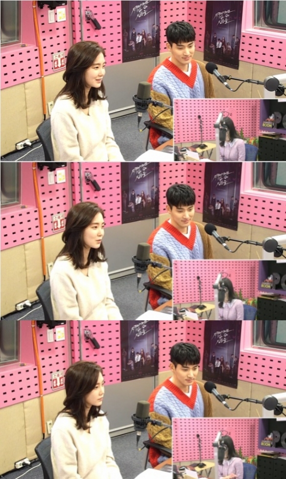 Actor Jung Ga-ram and Shin Hyun-bin appeared in SBS Power FM (Seoul and Gyeonggi 107.7MHz) Jang Ye-wons Cinetown which was broadcast on the morning of the 6th to promote the movie The Animals (Director Kim Yong-hoon) who wants to catch even straw.One listener said, Jung Woo-sung said he wondered if he actually ate cabbage before meeting Jung Ga-ram.DJ Jang Ye-won said, Did you appear as a cabbage-eating zombie in the movie Strange Family ? Jung Ga-ram said, I actually ate a lot before that.But now I do not really eat. Then Jang Ye-won said, I do not even hate to see it. Shin Hyun-bin said, When I saw the movie, I ate cabbage in the field.I also sprinkled ketchup, and I thought, How do you eat that? Asked if Jung Woo-sung actually saw the halo and the halo was seen, Jung Ga-ram said, I heard the story, but I actually could not be there personally.I really thought so, he said. It was so brilliant and so good. On the other hand, the movie The Animals Who Want to Hold the Spray starring Actor Jeon Do-yeon, Jung Woo-sung, Shin Hyun-bin, and Jung Ga-ram played the release in the aftermath of the new corona virus.