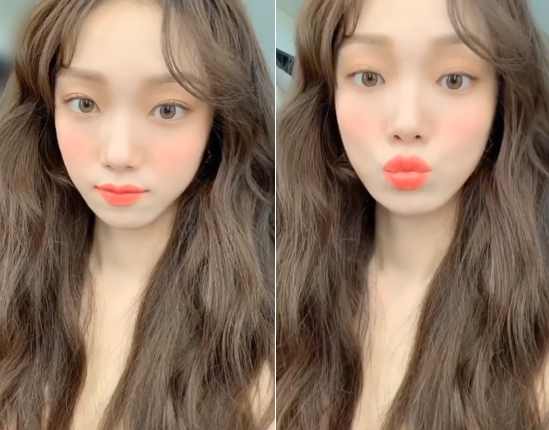 Lee Sung-kyung, who is playing Hot Summer Days in Romantic Doctor Kim Sabu 2, boasted Doll visuals.On the 5th, Lee Sung-kyung posted a video on his Instagram with an article entitled The day I left it on the silver stone wall.The uploaded video showed Lee Sung-kyung, who is in hair styling.Lee Sung-kyung gave her a wave of brown long hairstyle and emanated her adorable beauty, complete with a pink ball touch and lip color.With a styling that suits the white Skins, Lee Sung-kyung gave a unique flower beauty. He focused his attention on the Romantic Doctor Kim Sabu 2 silver and other charms.The fans who responded to the video responded such as I am so beautiful, I am full of model force, I am a real goddess and I am beautiful.Meanwhile, Lee Sung-kyung plays the role of Cha Eun-jae in SBS drama Romantic Doctor Kim Sabu 2 and plays Hot Summer Days.