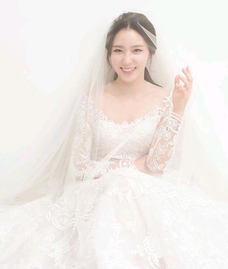 Announcer, a former Broadcaster associate, reported on the marriage news.On the 6th, Yeon-eun posted a wedding photo on his Instagram with an article entitled I marriage.In the photo, there is a picture of a young man wearing a Wedding Dress and smiling brightly.Yeon Sang-eun will hold a marriage ceremony with a financial industry worker at a hotel in Seoul on April 5, and the two men will be married after two years of devotion.In 1989, the older person has been active in various programs through channels such as skySports Announcer and XTM Announcer.He is currently active as a freelance Broadcaster.Photo = The Associative Instagram