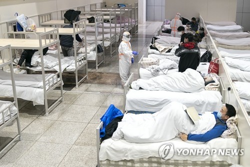 우한 임시 병원에 수용된 신종코로나 환자들 (우한 신화=연합뉴스) 중국의 신종 코로나바이러스 감염자들이 5일 컨벤션 센터를 개조한 우한의 임시 병원에 수용돼 있는 모습. jsmoon@yna.co.kr